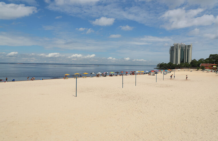 Banhistas insistem em descumprir interdição da praia da Ponta Negra￼