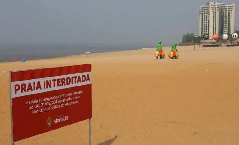 David anuncia desinterdição da praia Ponta Negra para banho após subida do rio Negro￼