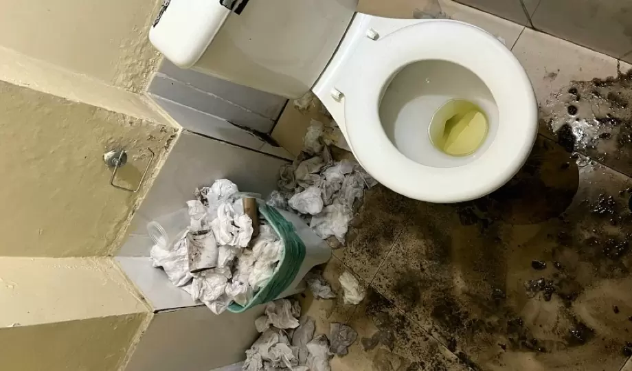 Dono do Bar Caldeira no Centro é acusado de oferecer banheiro imundo à clientes em Manaus￼