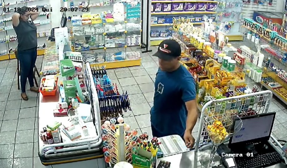 [Vídeo]: Suspeito assalta farmácia e leva joias de funcionárias na Zona Sul de Manaus￼