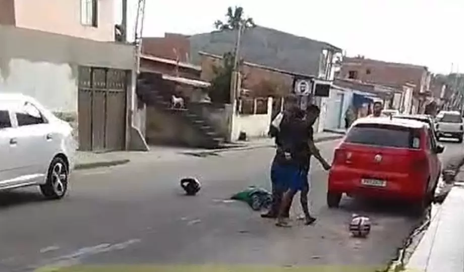 [Vídeo]: Policial Militar evita ação criminosa e alveja suspeito na Zona Norte de Manaus￼