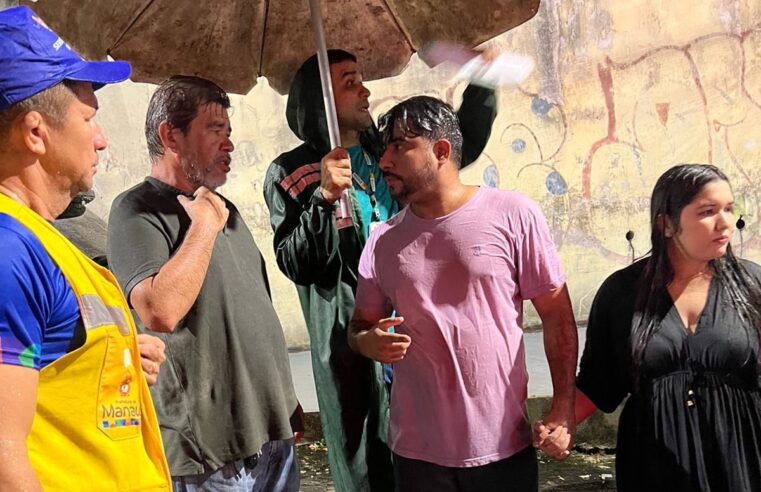 Vereador Dione Carvalho presta assistência às famílias afetadas pelo incêndio no Beco Nonato.