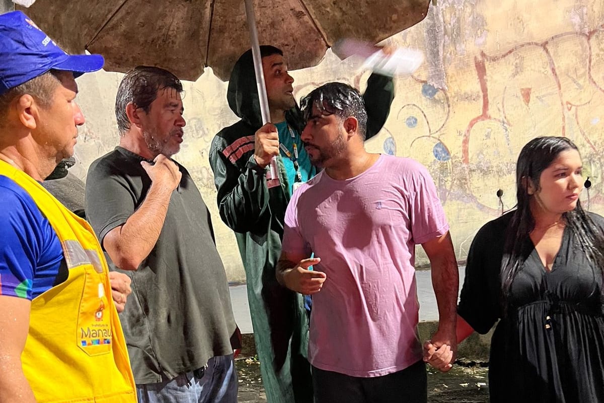 Vereador Dione Carvalho presta assistência às famílias afetadas pelo incêndio no Beco Nonato.