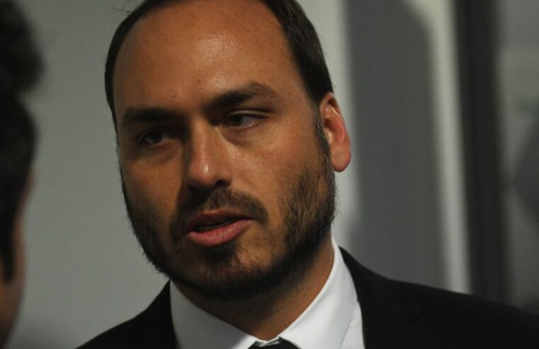 Carlos Bolsonaro é alvo de operação da PF