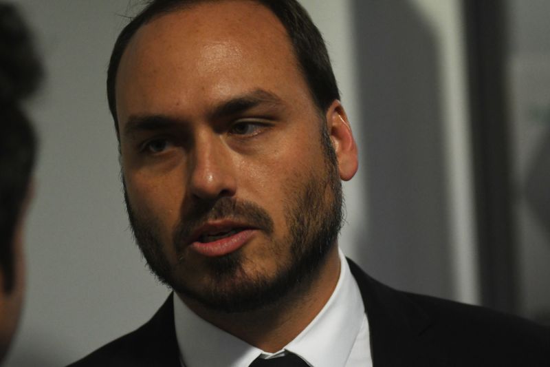 Carlos Bolsonaro é alvo de operação da PF