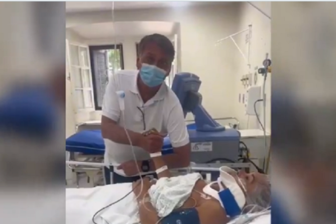 Jair Bolsonaro visita mulher de 58 anos que caiu de árvore durante manifestação