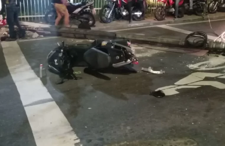[Vídeo]: Poste de Energia cai em cima de motocicleta após ser “arrancado” por carreta em Manaus