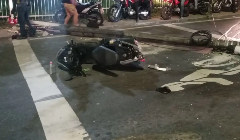 [Vídeo]: Poste de Energia cai em cima de motocicleta após ser “arrancado” por carreta em Manaus