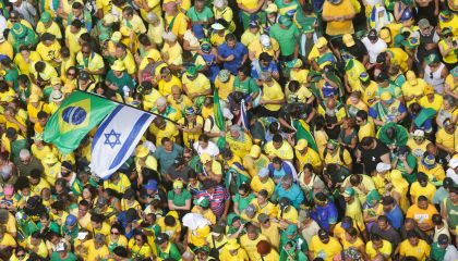 Apoiadores acatam Bolsonaro e cartazes contra STF perdem espaço em ato na Paulista