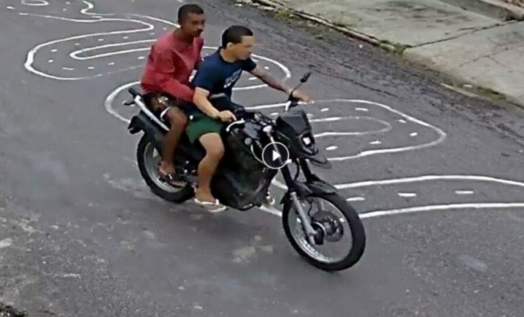 Mulher é assaltada por criminosos na porta de casa em Manaus; assista