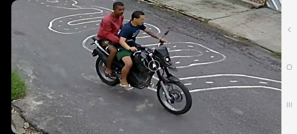 Mulher é assaltada por criminosos na porta de casa em Manaus; assista