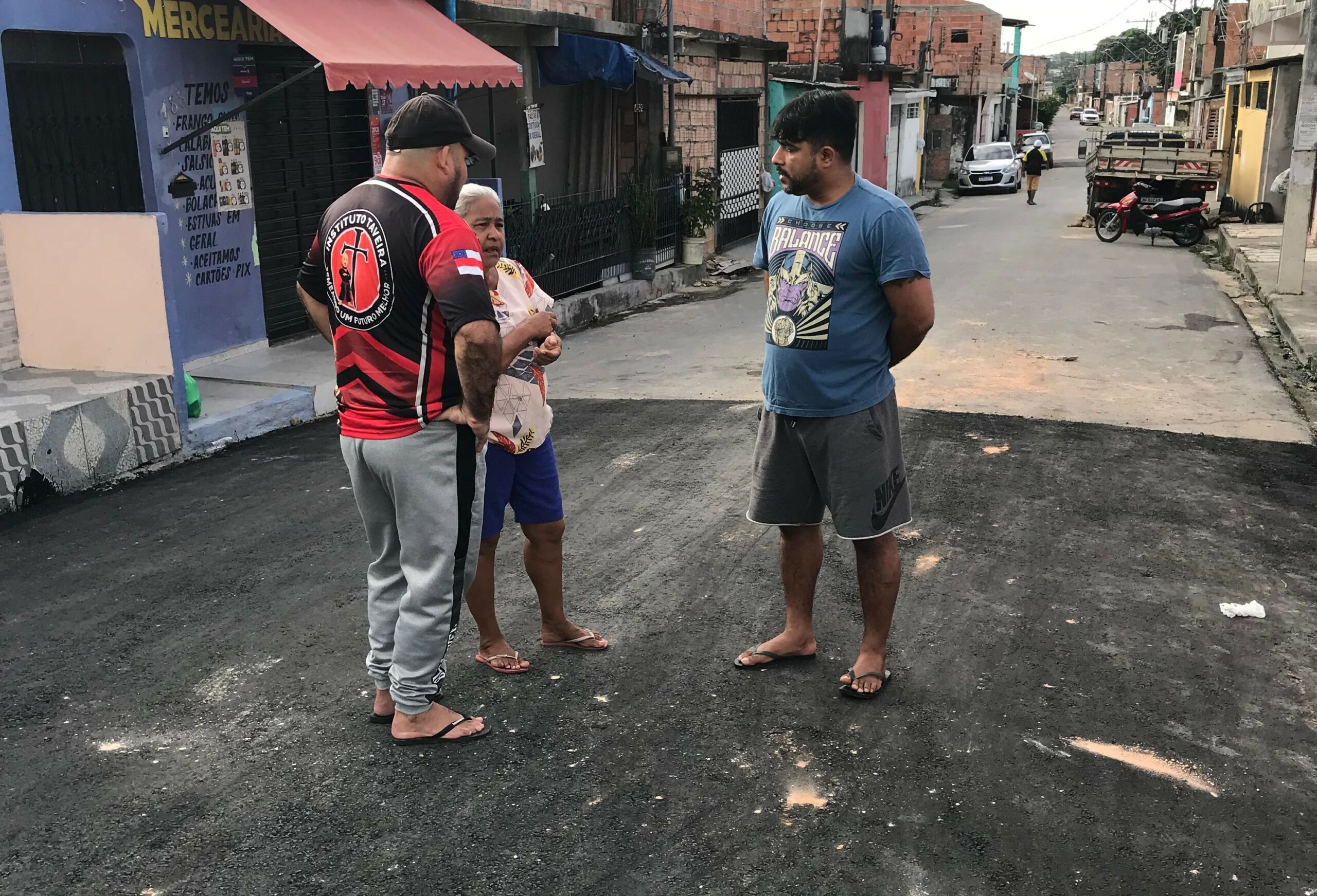 Após solicitação de Dione Carvalho, cratera em rua no bairro Novo Aleixo é fechada