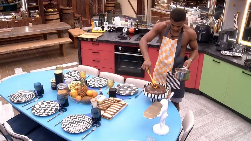 Davi faz bolo para aniversário de Rodriguinho, e Pitel reage: ‘Ele vai querer morrer’