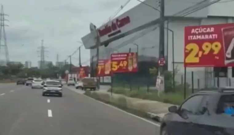 [VÍDEO] l Baratão da Carne usava calçadas e postes para propaganda na Av. das Torres