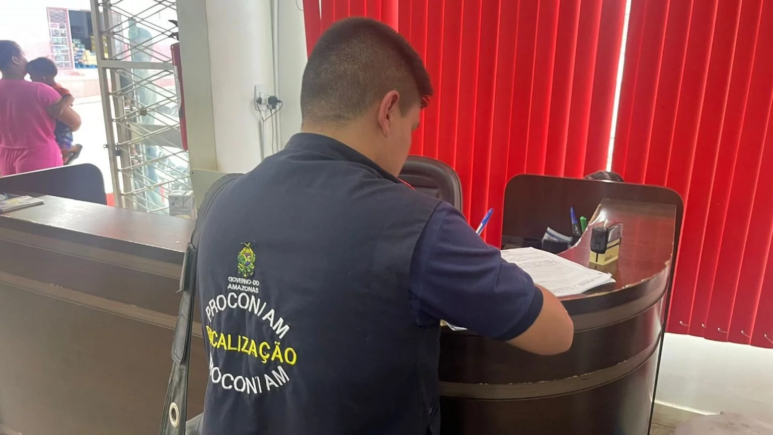 Fiscalização mira estabelecimentos suspeitos de cobrança indevida em compras no cartão do Auxílio Estadual no interior do AM