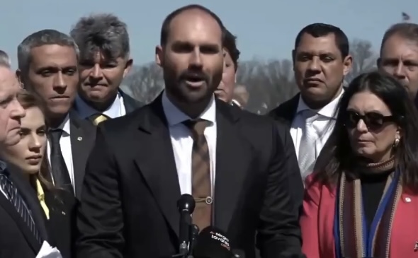 Assista: Eduardo Bolsonaro faz discurso em inglês e compara Brasil com ‘campos de concentração’ de Cuba e Venezuela