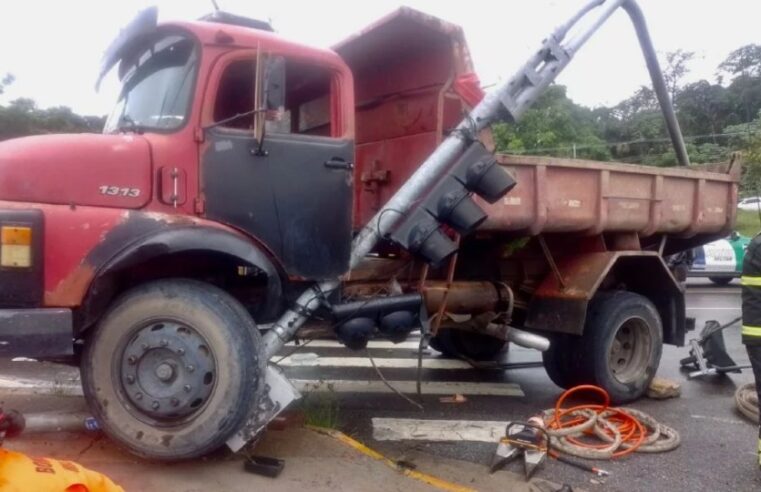 Condutor que saltou de caçamba durante acidente morre em hospital de Manaus