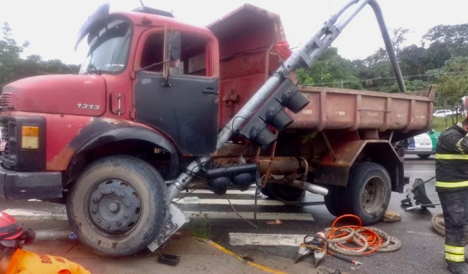 Condutor que saltou de caçamba durante acidente morre em hospital de Manaus