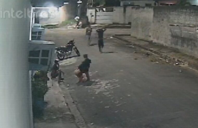 [Vídeo]: Mulher é abordada em via pública e acaba alvejada na cabeça em Manaus