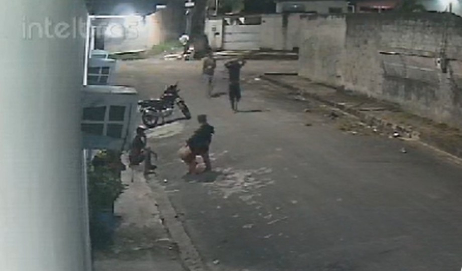 [Vídeo]: Mulher é abordada em via pública e acaba alvejada na cabeça em Manaus