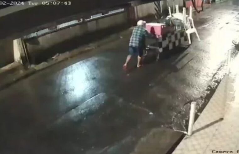 [Vídeo]: Caminhonete atropela idoso com carrinho de café da manhã em Manaus