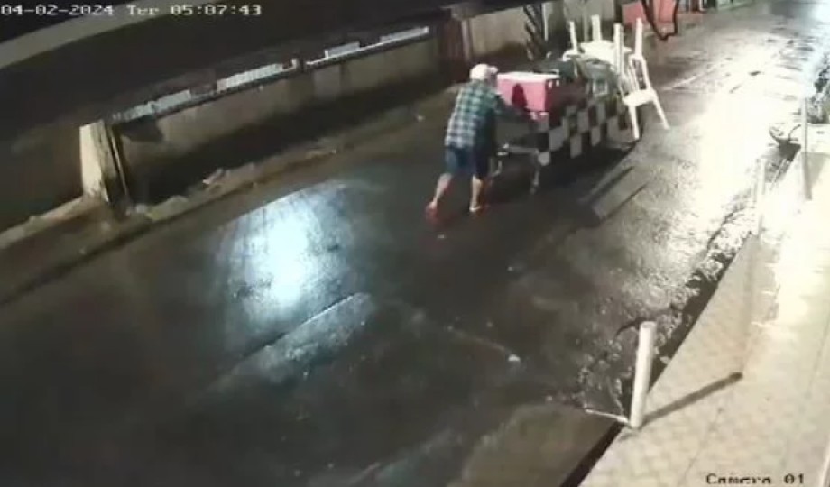 [Vídeo]: Caminhonete atropela idoso com carrinho de café da manhã em Manaus
