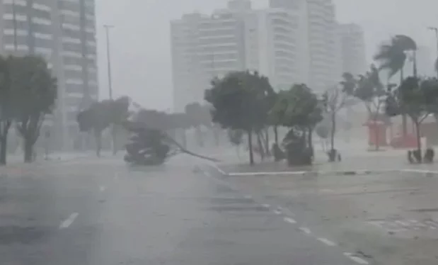 Manaus amanhece sob forte chuva nesta sexta-feira (12)