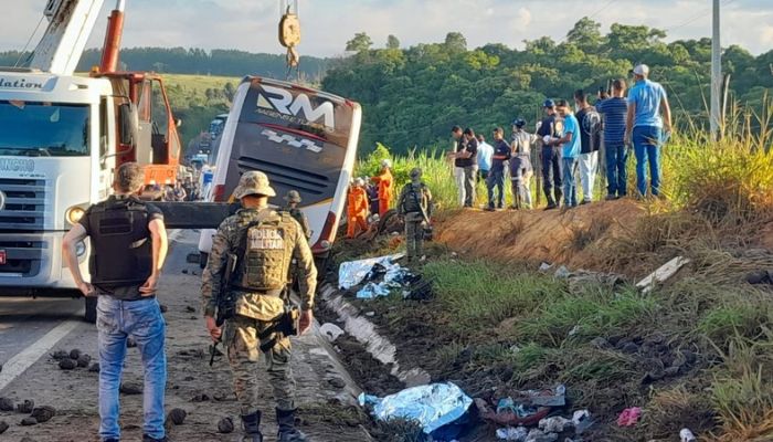 Acidente grave com um ônibus de turismo deixa oito mortos e mais de 20 feridos na Bahia