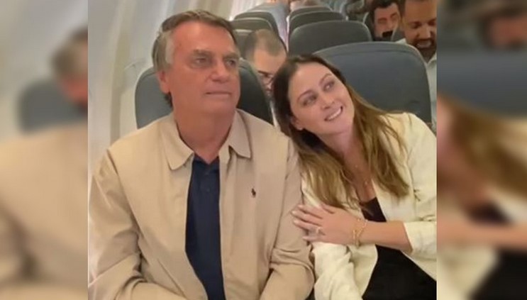 Apoiadores fazem fila em avião para tirar foto com Bolsonaro