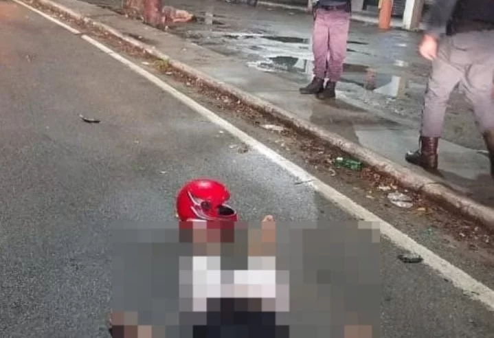 Casal morre em acidente ao bater moto em árvore em Manaus