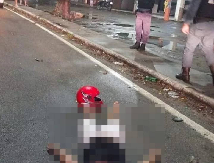 Casal morre em acidente ao bater moto em árvore em Manaus