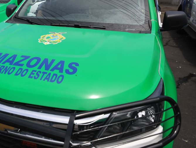 Mãe é presa após sair para beber e deixar filhos com fome e sujos de fezes em Manaus