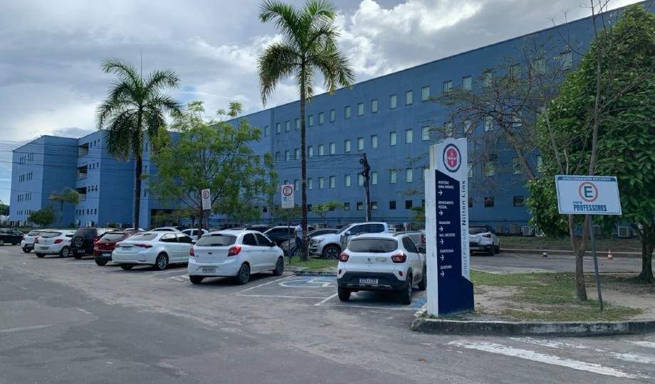 Estudante de Medicina puxa arma e ameaça colegas na Nilton Lins na Zona Centro-Sul de Manaus