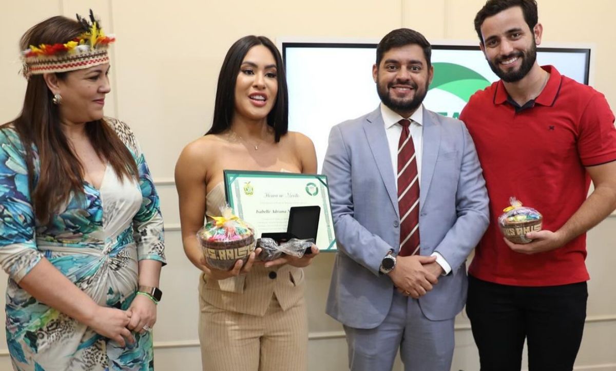 Visibilidade para a cultura amazonense! Isabelle Nogueira recebe Honra ao Mérito da UEA