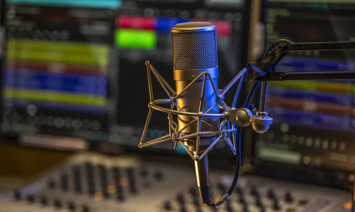 Pré-candidatos apresentadores de rádio e TV devem se afastar dos seus programas