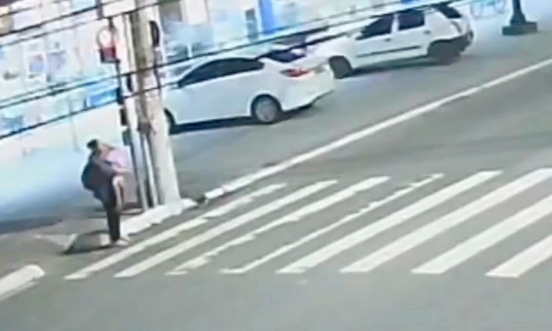 Mãe e filha lutam pela vida após serem atropel4d4s em faixa de pedestre; cenas f0rtes