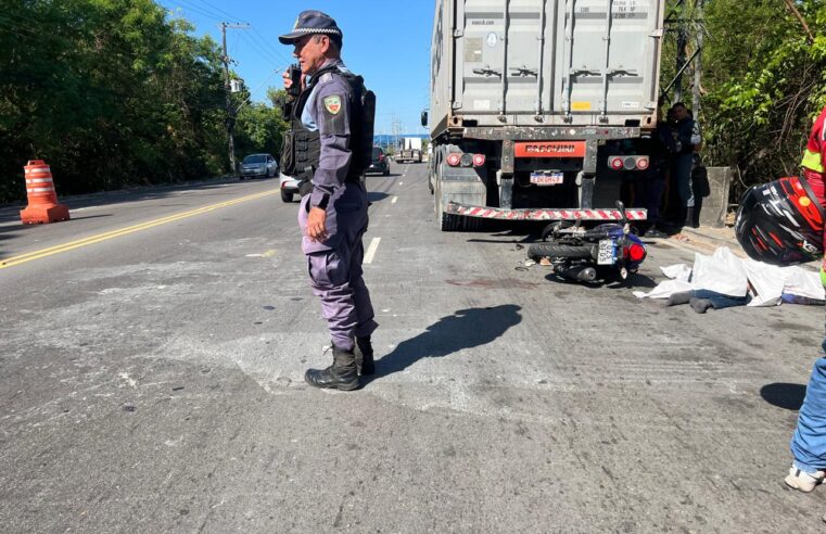 Mototaxista morre ao colidir contra carreta em acidente no Distrito Industrial em Manaus
