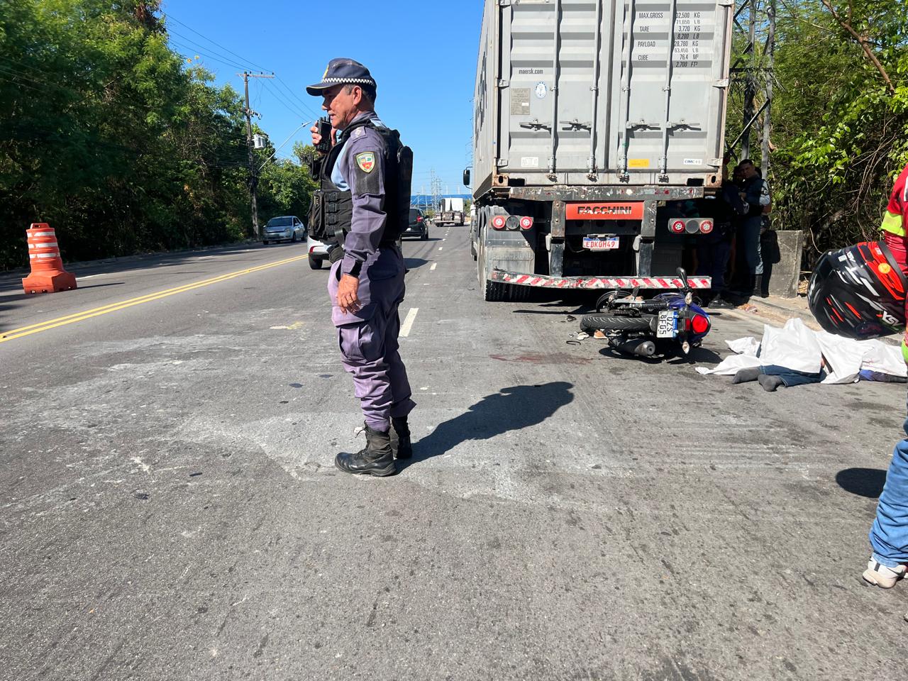 Mototaxista morre ao colidir contra carreta em acidente no Distrito Industrial em Manaus