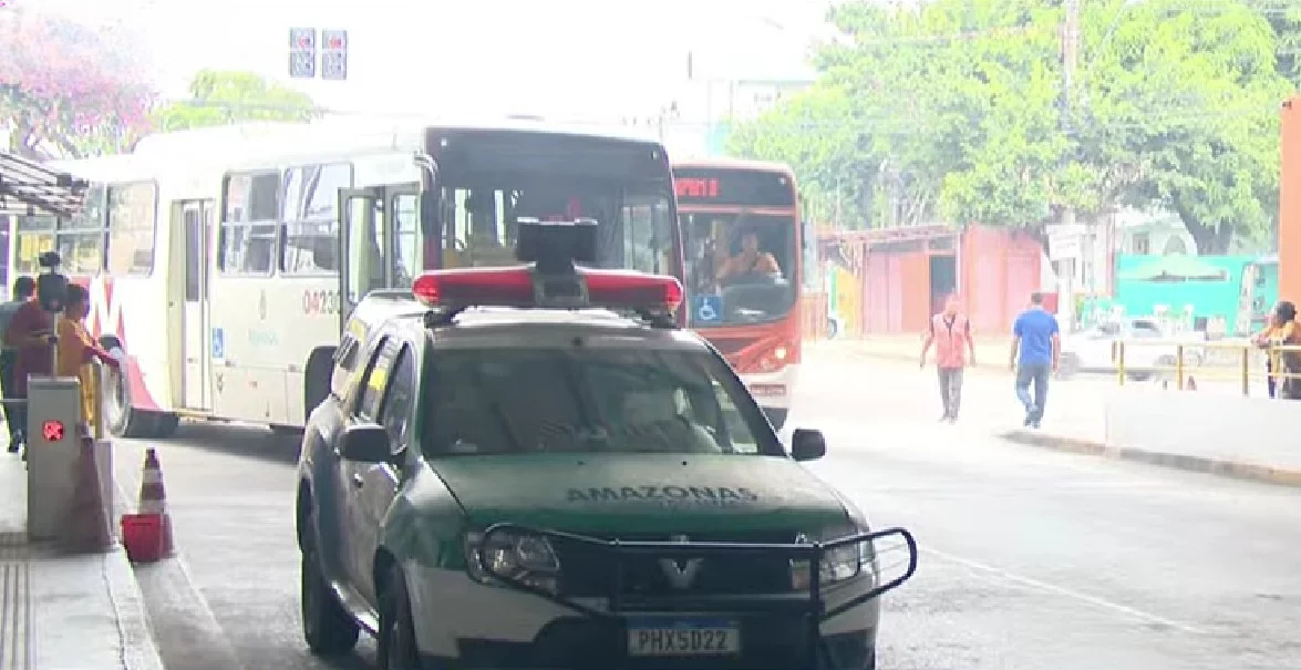 Jovem tem perna esmagada por ônibus durante acidente no Terminal 2 em Manaus