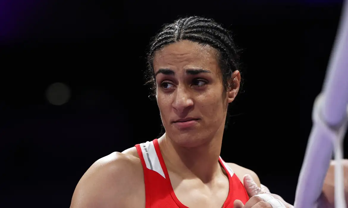Alvo de polêmica, boxeadora argelina vai à final e lutará pelo ouro nas Olimpíadas de Paris