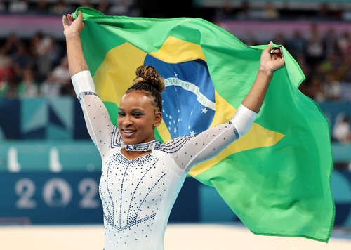 Rebeca Andrade supera Simone Biles e conquista ouro no solo nas Olimpíadas de Paris