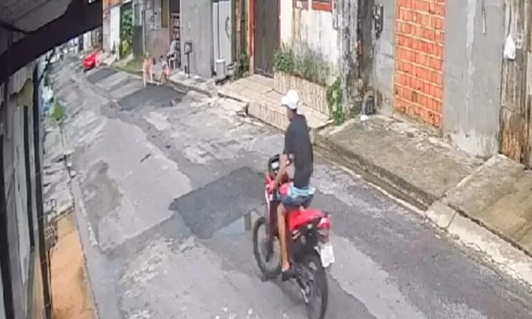 Veja momento em que idosa é atropelada por moto em alta velocidade em Manaus; vídeo