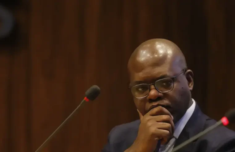 Lula demite Silvio Almeida após denúncias de assédi0 s3xual