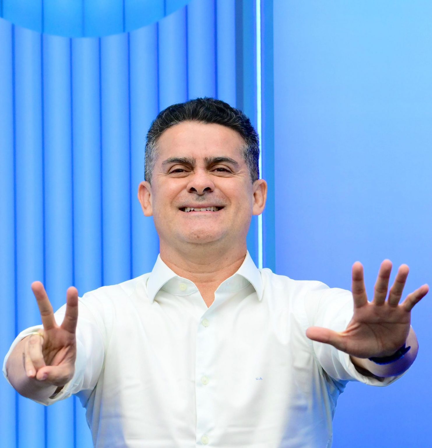 David Almeida cobrou e Alberto Neto não respondeu: “para onde você enviou R$ 400 milhões?”