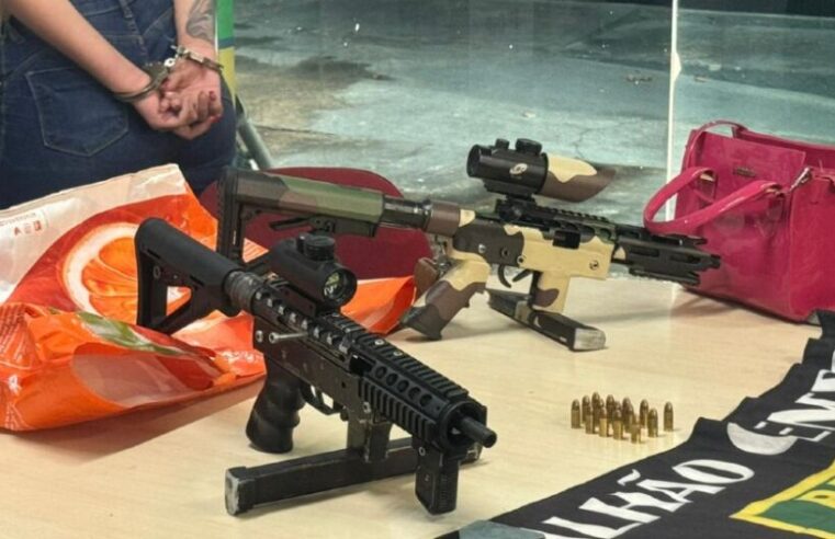 Mulher “vai em cana” e ataca policiais com mordidas após ser flagrada com armas em Manaus
