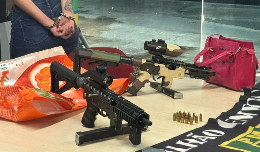 Mulher “vai em cana” e ataca policiais com mordidas após ser flagrada com armas em Manaus