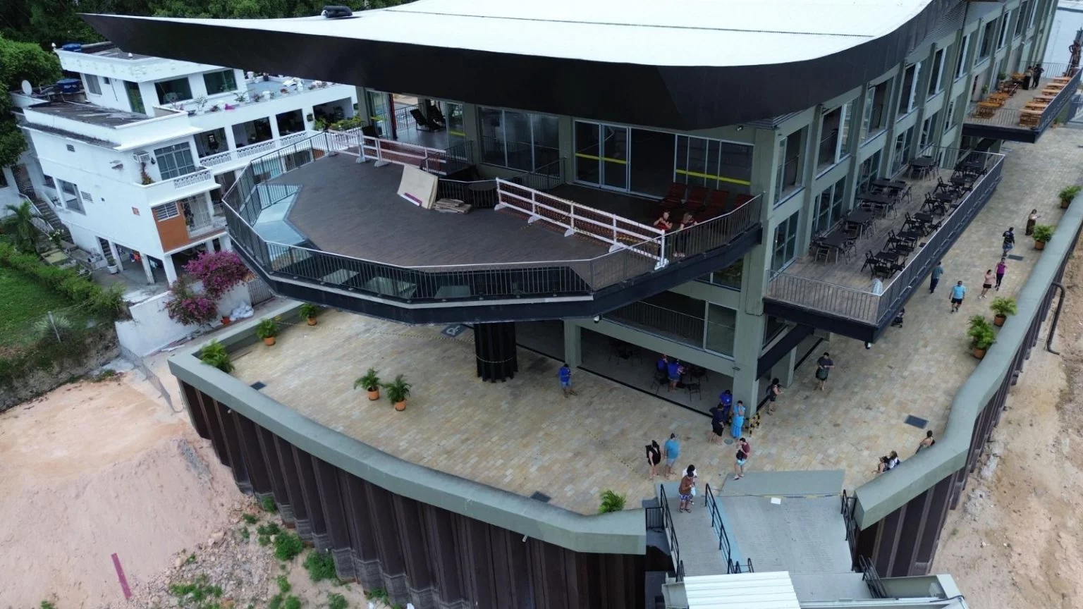 Prefeitura de Manaus inaugura primeiro Skyglass público na varanda do mirante Lúcia Almeida