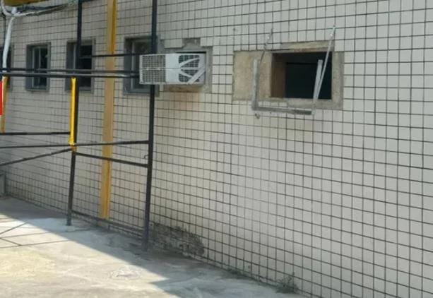 Homem foge por buraco de ar-condicionado de unidade policial