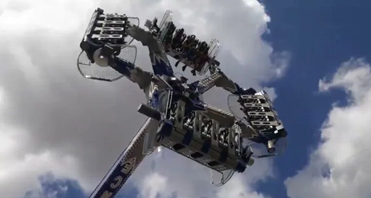 Pane em brinquedo radical suspende usuários de cabeça para baixo