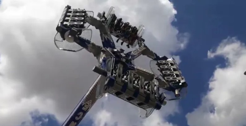 Pane em brinquedo radical suspende usuários de cabeça para baixo